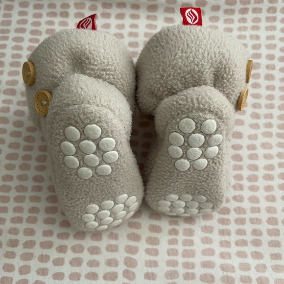 Taupe Fleece Baby Booties 3-6 Months gender neutral - Picture 2 of 3